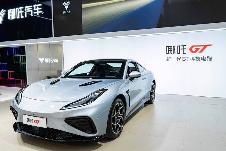 东莞174哪吒汽车在智能汽车领域的表现，领途汽车在新能源汽车市场中的影响力